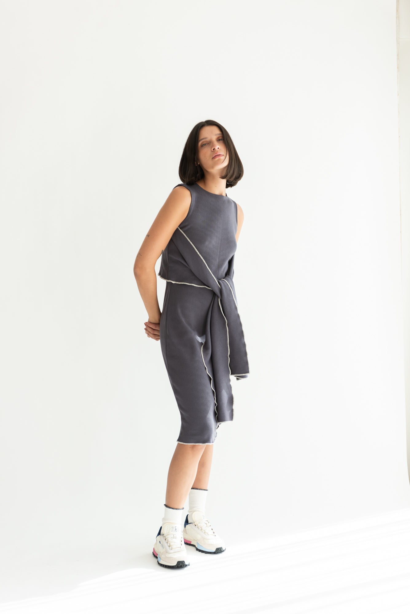 VESTIDO RUZ PUÑO GRIS PIEDRA