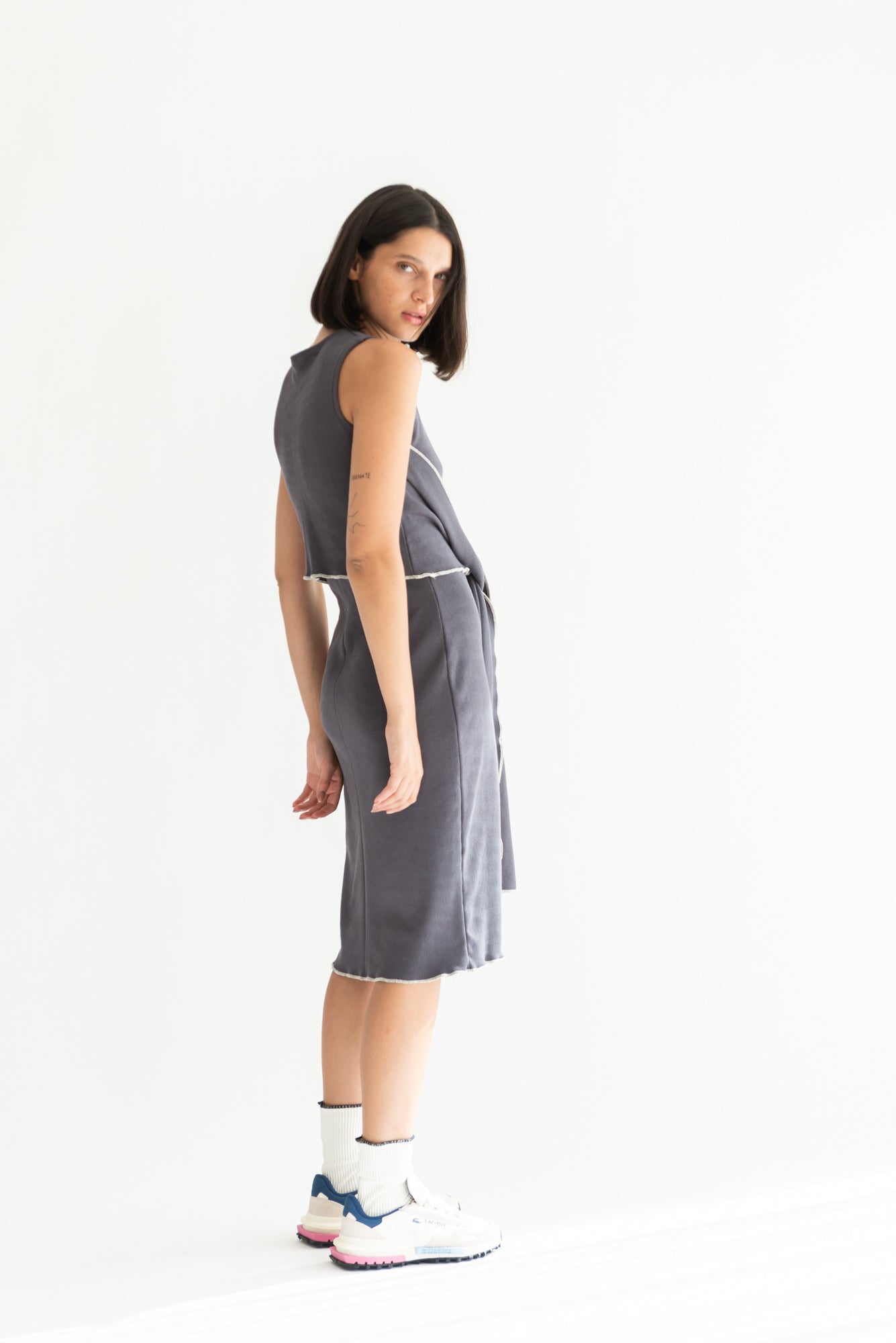 VESTIDO RUZ PUÑO GRIS PIEDRA