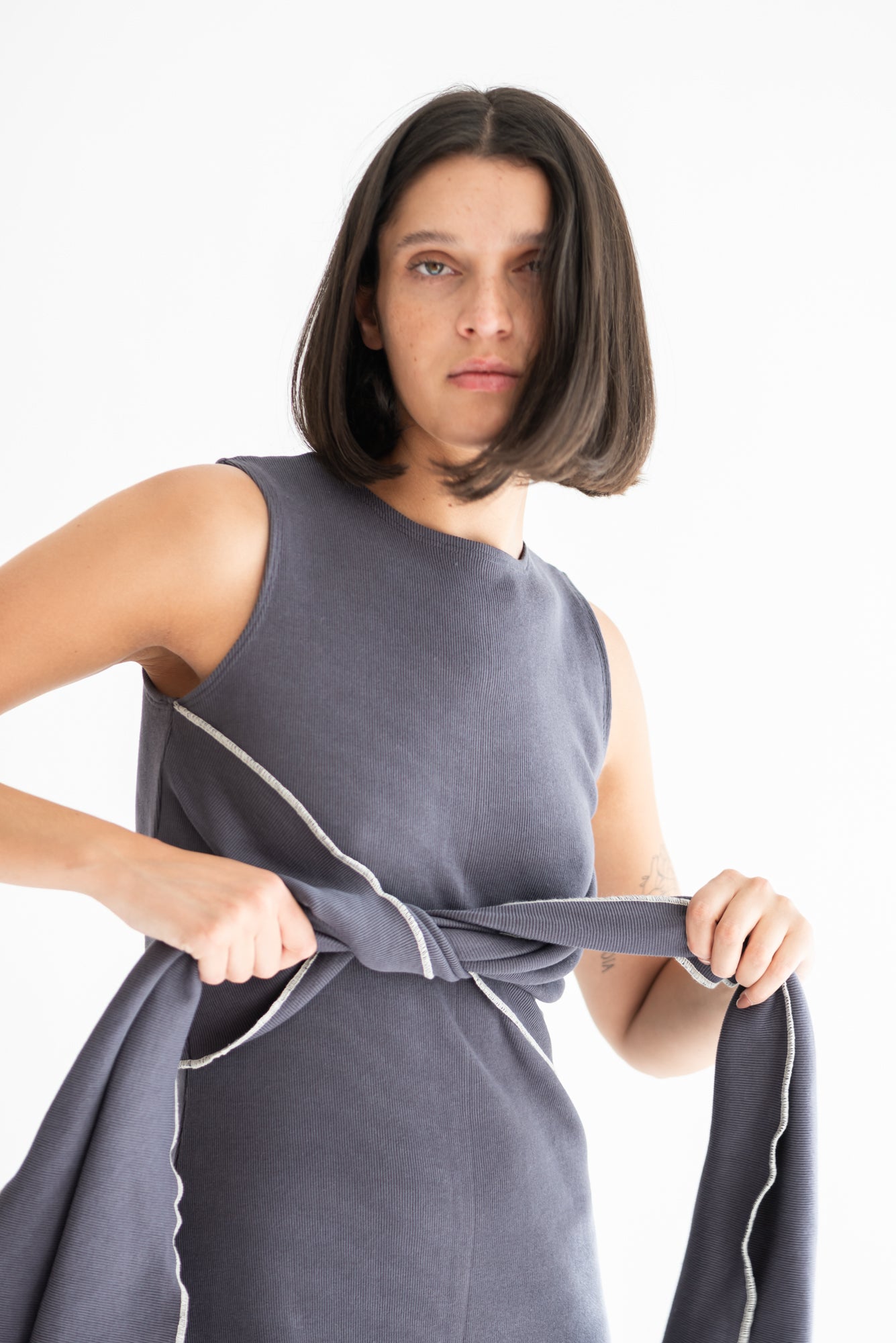 VESTIDO RUZ PUÑO GRIS PIEDRA